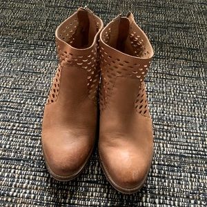 Seychelles Waypoint Perforated Tan Ankle Bootie